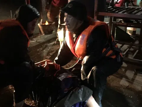 15 giờ xuyên đêm vượt sóng to cứu 5 thuyền viên trôi dạt trên biển