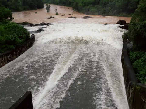 Mưa như trút nước, người miền Trung nơm nớp nỗi lo lũ chồng lũ