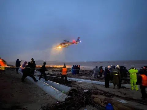 Trực thăng đã cứu thành công các thuyền viên mắc kẹt giữa biển