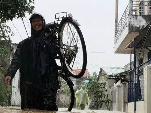 Đường phố biến thành sông, nhiều người dân Huế vẫn mỉm cười lạc quan