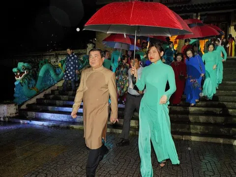 Lãnh đạo TP.HCM “đội mưa” ủng hộ lễ hội Áo dài lần thứ 7