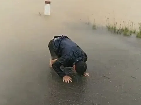 Thương tâm sản phụ bị lũ cuốn trôi khi đang đến bệnh viện sinh con