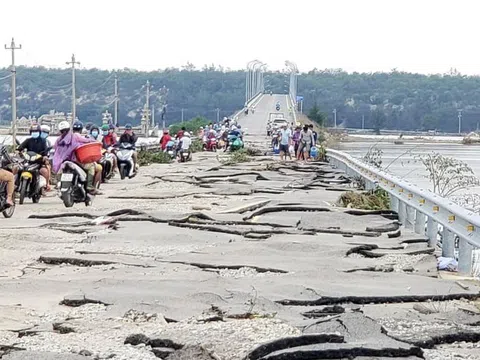 Cận cảnh mặt đường nát như bánh đa vỡ sau lũ ở Thừa Thiên-Huế