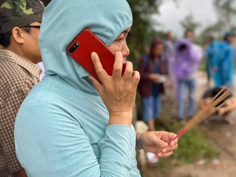 Người nhà cầm nhang chạy theo xe chở thi thể từ Rào Trăng 3 ra ngoài