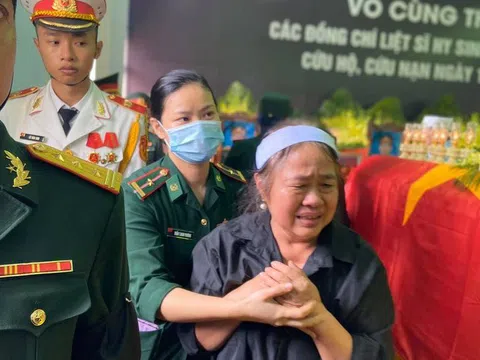 Người thân ngã quỵ trong lễ truy điệu 13 cán bộ, chiến sĩ