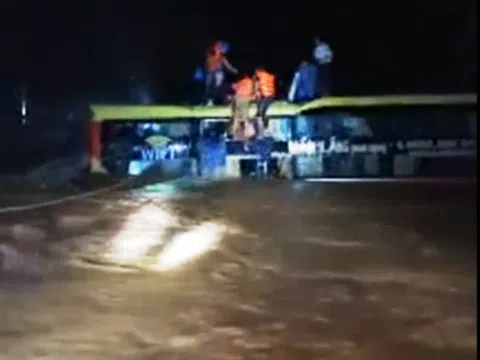 Giải cứu trong đêm 18 hành khách trên xe ô tô bị nước lũ bủa vây