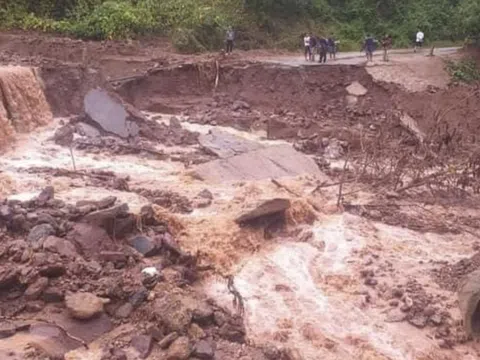 Chủ tịch huyện tại Quảng Nam thoát nạn vì sạt lở đất