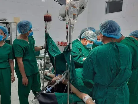 Cứu thai phụ vỡ tử cung đầu tiên ở Tây Giang