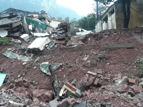Sạt lở kinh hoàng tại Quảng Bình, di dân khỏi vùng nguy hiểm