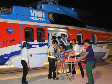 Trực thăng bay cấp cứu đưa 2 bệnh nhân từ Trường Sa về điều trị