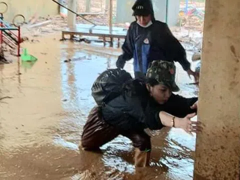 Cô giáo bật khóc trước cảnh trường lớp ngập ngụa bùn đất sau lũ