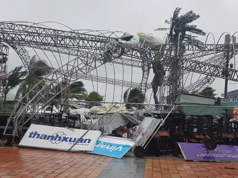 Bão số 9: Đã có người chết, mái tôn tốc, cây xanh ngã đỗ