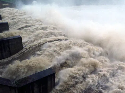 Thủy điện xả lũ, người dân thảm thiết kêu cứu giữa đêm