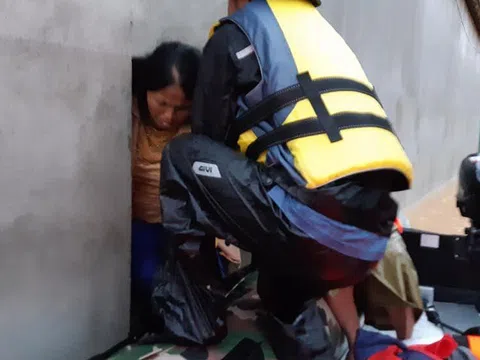 Nước ngập đến nóc, công an dỡ mái ngói kéo dân ra ngoài