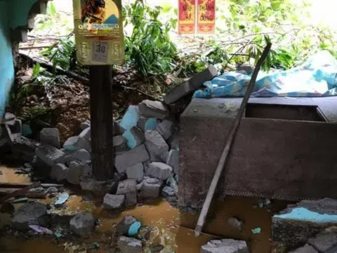 Mưa vẫn chưa ngừng, khắp nơi sạt lở núi, di dời khẩn cấp người dân