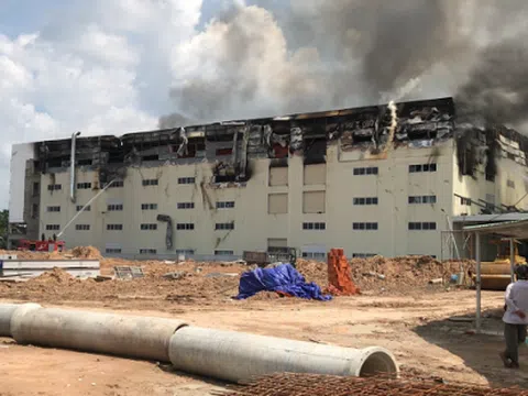 4.000m2 nhà xưởng sản xuất sofa bị thiêu rụi trong biển lửa