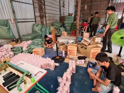 Lộ cơ sở trộn hóa chất thành nước tẩy rửa nhái thương hiệu nổi tiếng