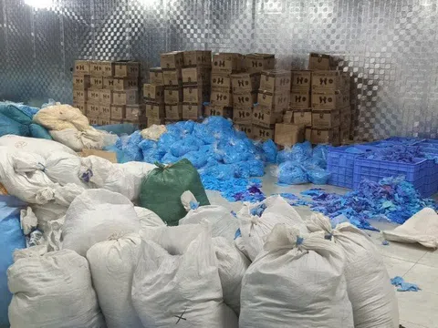Phát hiện kho hàng chứa gần 10 tấn găng tay cao su bẩn