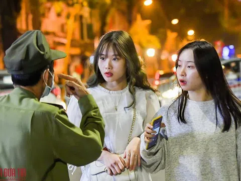 Hà Nội: “Quên” khẩu trang, nhiều người không được vào phố đi bộ