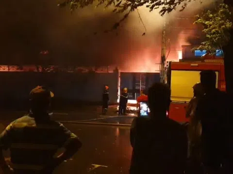 Nhà xưởng bốc cháy ngùn ngụt giữa mưa gió ở Đà Nẵng