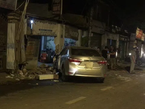 Ô tô va chạm xe máy, lao tiếp hơn 100m rồi tông sập cổng nhà dân