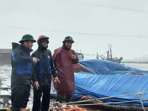 Bão số 13 áp sát đất liền: 5 người bị thương, 1 huyện đảo mất liên lạc