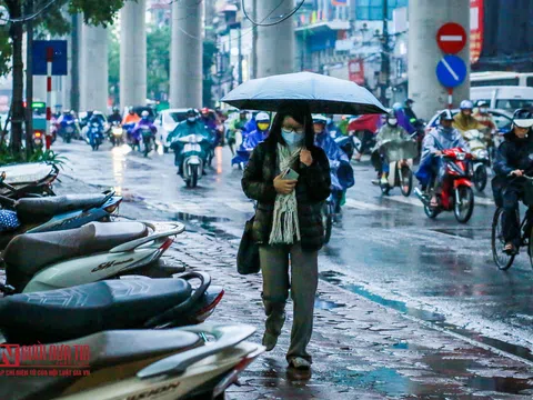 Hà Nội: Mưa lạnh, người dân khổ sở ra đường