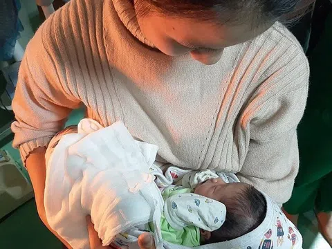 Bé sơ sinh bị nhét giấy vào miệng, bỏ trong thùng rác nhà vệ sinh