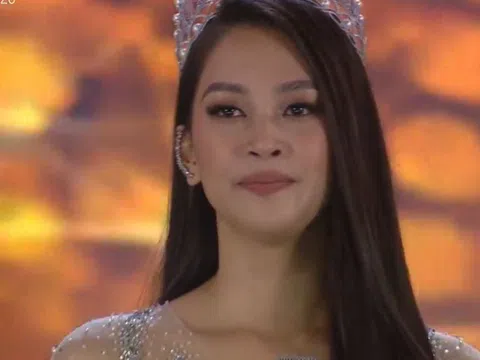 Phản ứng bất ngờ của Hoa hậu Tiểu Vy giây phút trao lại vương miện