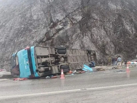 Bộ Công an chỉ đạo điều tra vụ lật xe khách làm 12 người thương vong