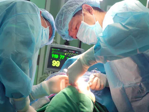 Cô gái trẻ bị thủng mũi sau làm đẹp, được "chữa cháy" sự cố bằng phương pháp tiêm kháng sinh vào vòng ba