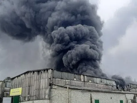 Kho chứa sơn và nguyên liệu sản xuất đồ mộc bốc cháy dữ dội