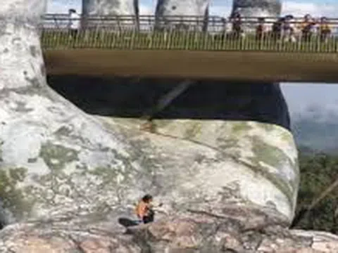 Nữ du khách vẫn bất chấp nguy hiểm leo xuống khu vực bàn tay khổng lồ để sống ảo.