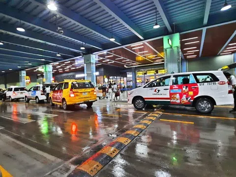 Vẫn loay hoay phân làn taxi công nghệ tại sân bay Tân Sơn Nhất