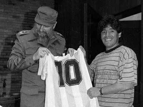 Maradona qua đời đúng ngày thần tượng của ông là Fidel Castro mất