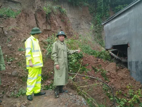 Nhiều ngôi nhà bị sập, vùi lấp do sạt lở núi