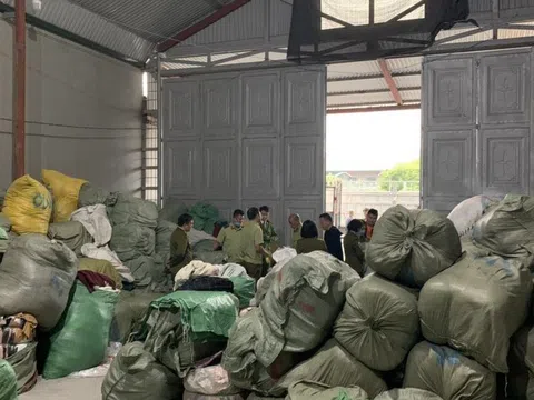 Thu giữ kho hàng thời trang "sida" nhập lậu lớn nhất miền Bắc
