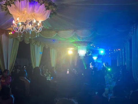 Hàng nghìn người đổ xô đến rạp cưới Công Phượng nhảy múa trước hôn lễ