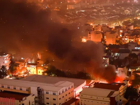 Hà Nội: Cháy lớn công ty dược trong đêm