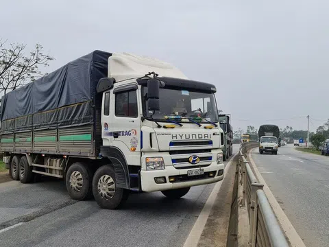 Tài xế đánh xe chắn ngang QL1A vì bị cảnh sát lập biên bản