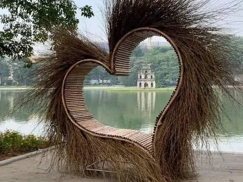 Xôn xao trái tim kỳ dị ven hồ: Sao biến Hồ Gươm thành "ao làng" vậy?