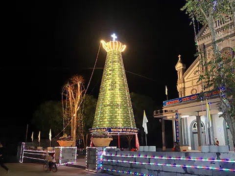 Độc đáo cây thông Noel bằng khẩu trang mang thông điệp phòng chống Covid – 19