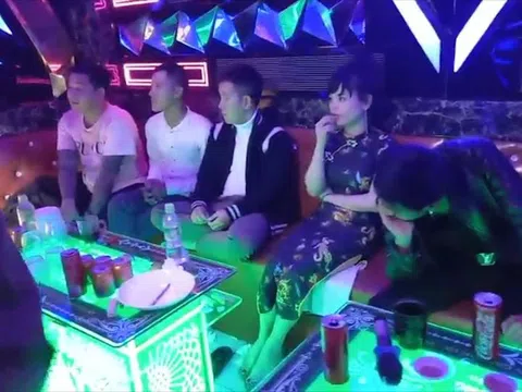 Đột kích quán karaoke lúc nửa đêm, phát hiện 16 nam nữ "phê" ma túy