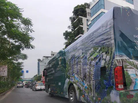 Xe ô tô dán quảng cáo “dạo phố”: Phạm luật, nguy hiểm, mất thẩm mỹ