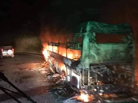 Xe khách giường nằm có 6 người đang chạy tự bốc cháy