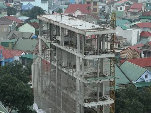 Nhà giữa lòng thành phố “mọc” thêm 2 tầng mới bị phát hiện