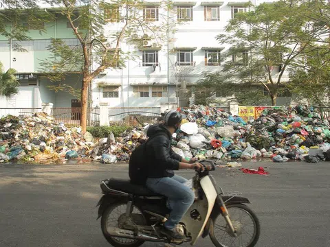Cận Tết Dương lịch, nhiều tuyến phố Hà Nội "chìm trong rác"