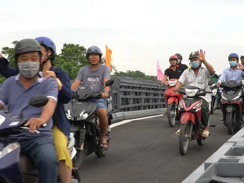 Thông xe cầu An Phú Đông, người dân thoát cảnh chen chúc chờ phà