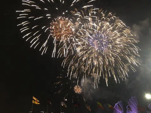 Bầu trời TP.HCM rực rỡ pháo hoa đón chào năm mới 2021