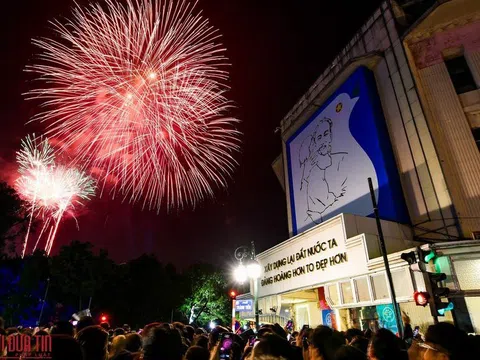 Mãn nhãn màn bắn pháo hoa chào đón 2021